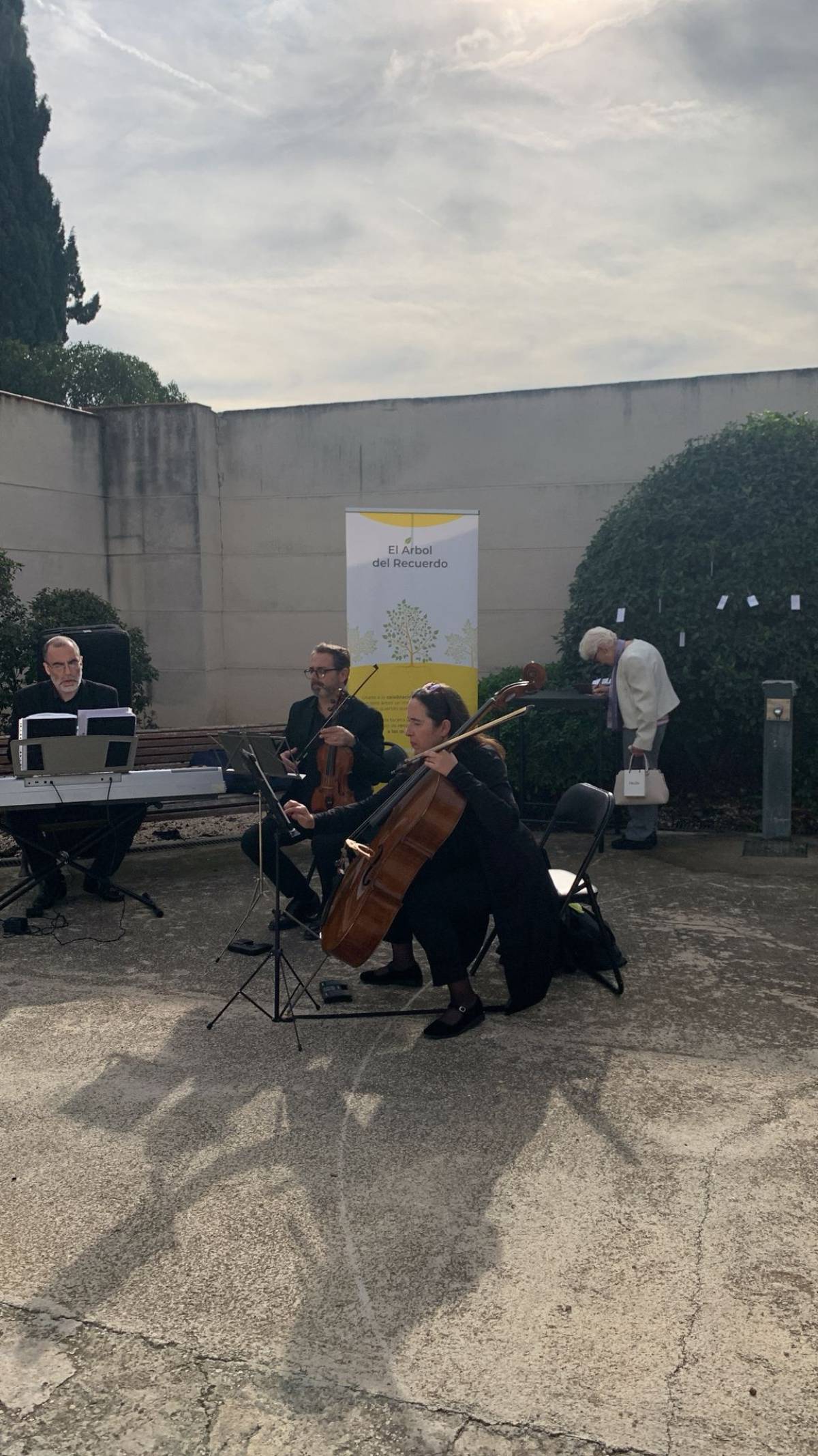 Tots Sants amb música als cementiris: així vam viure una jornada de serenitat i record